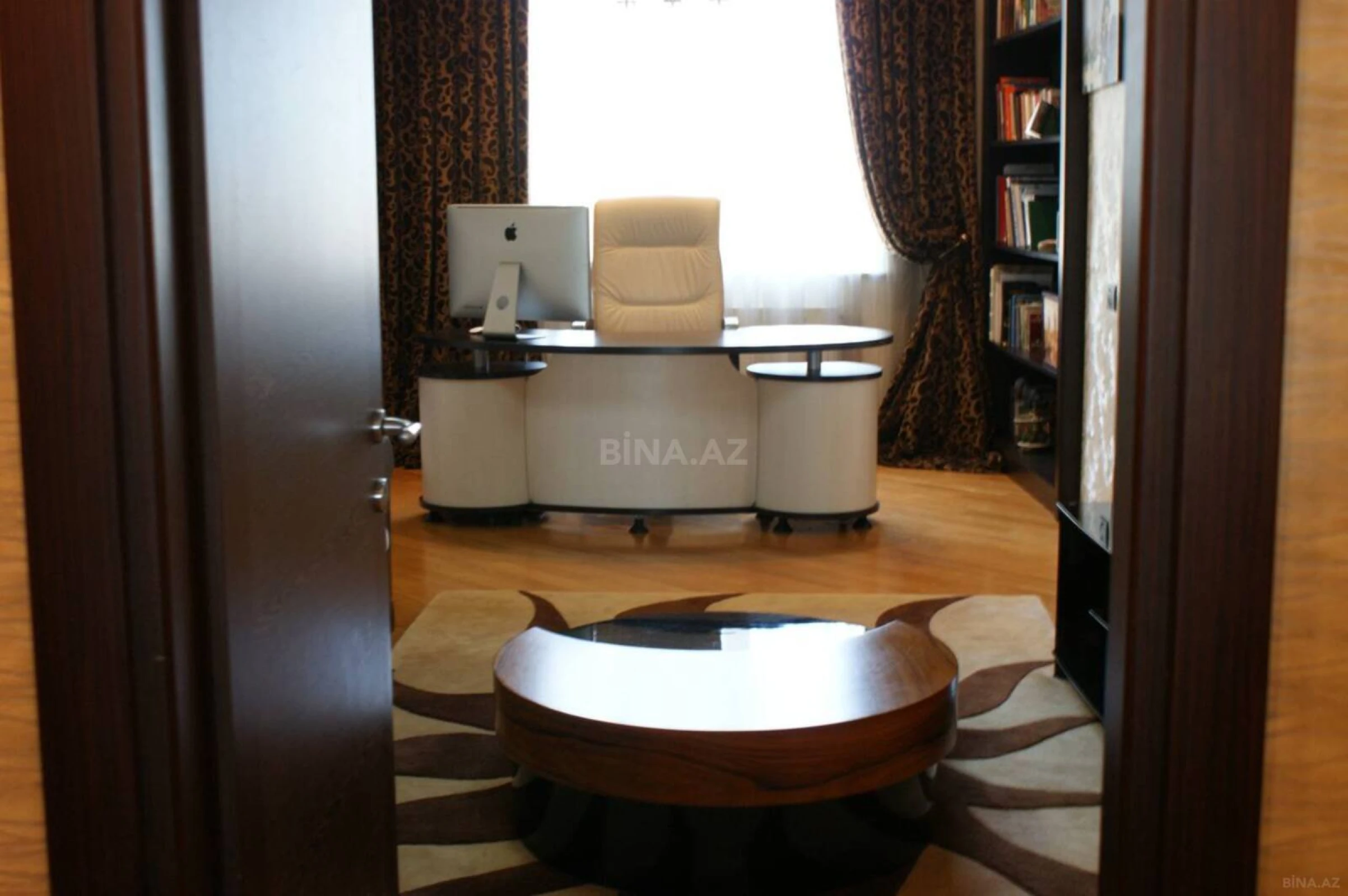 Satılır 4 otaqlı mənzil 200 m²