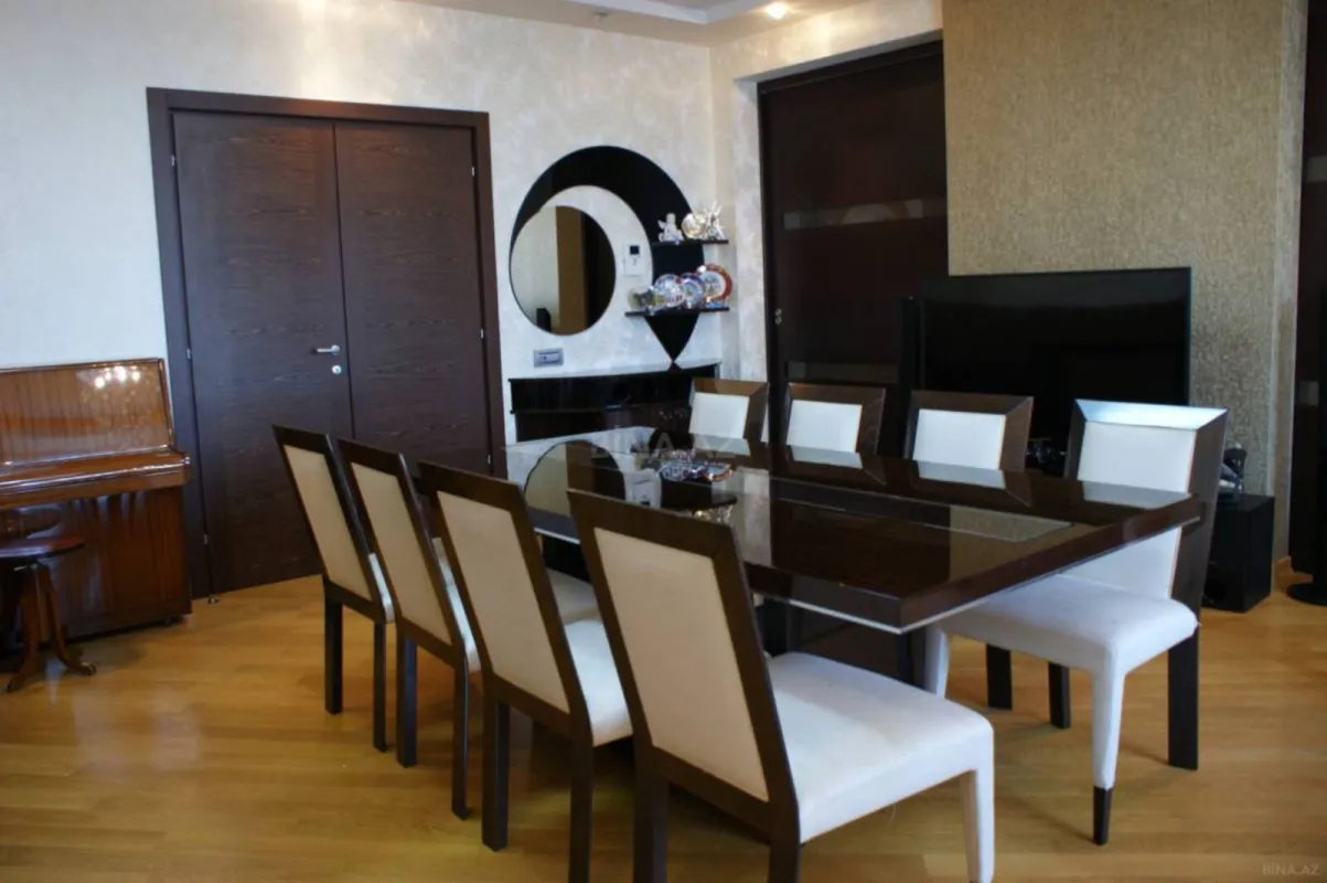 Satılır 4 otaqlı mənzil 200 m²