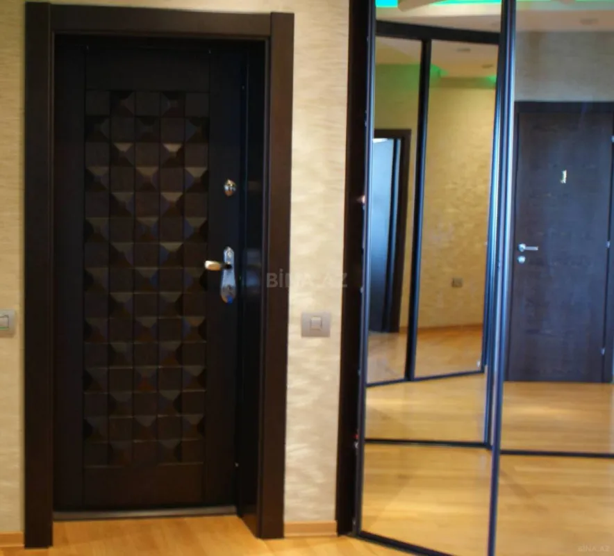 Satılır 4 otaqlı mənzil 200 m²