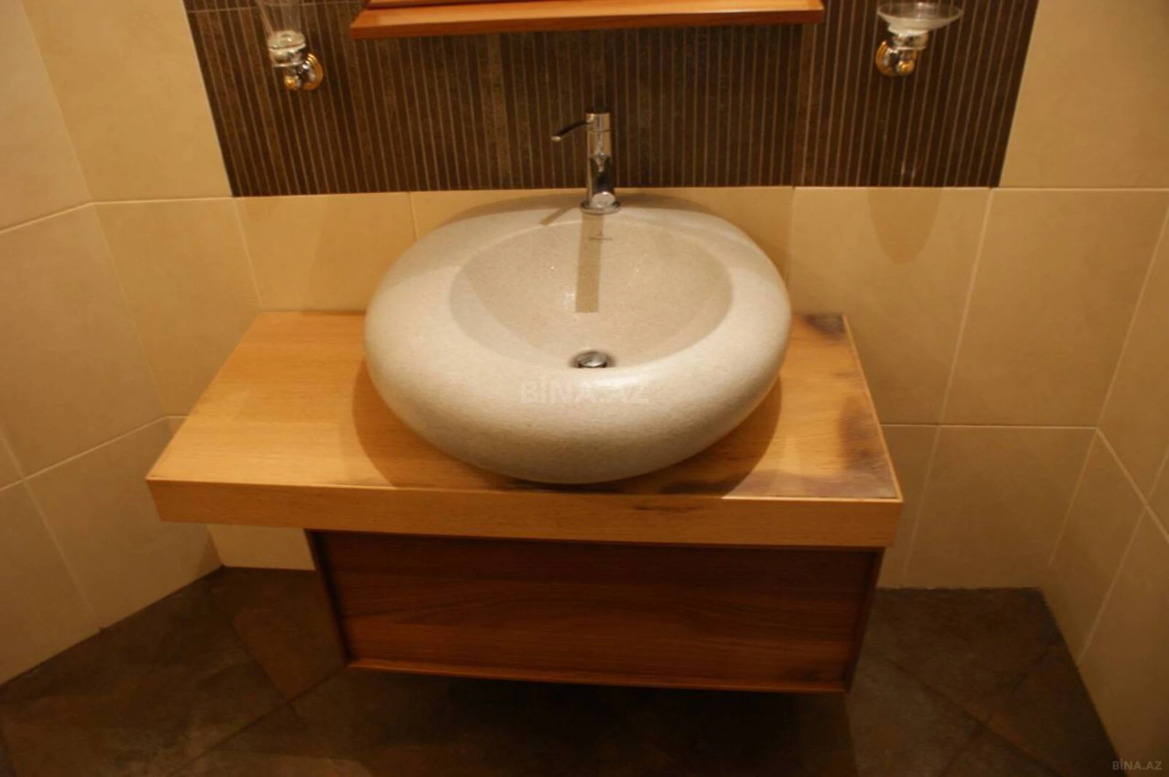 Satılır 4 otaqlı mənzil 200 m²