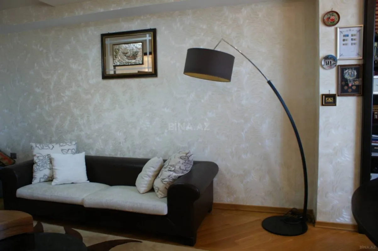 Satılır 4 otaqlı mənzil 200 m²