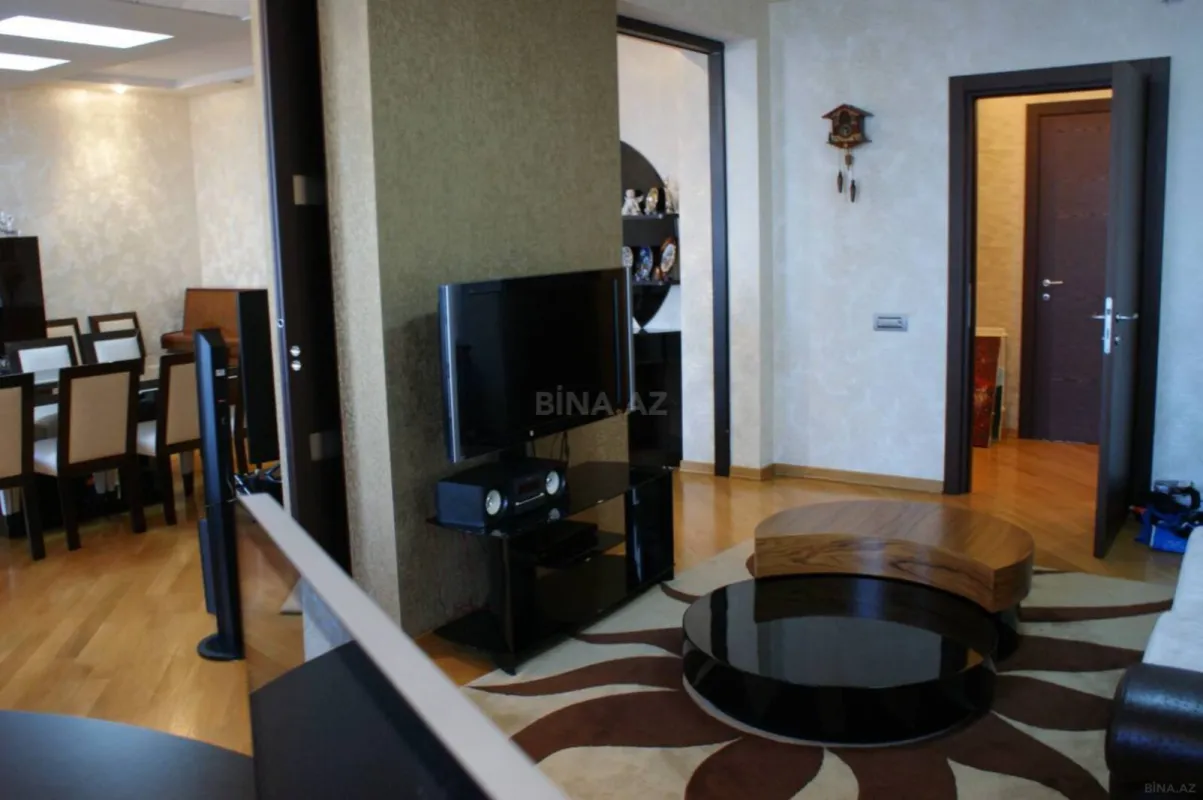 Satılır 4 otaqlı mənzil 200 m²