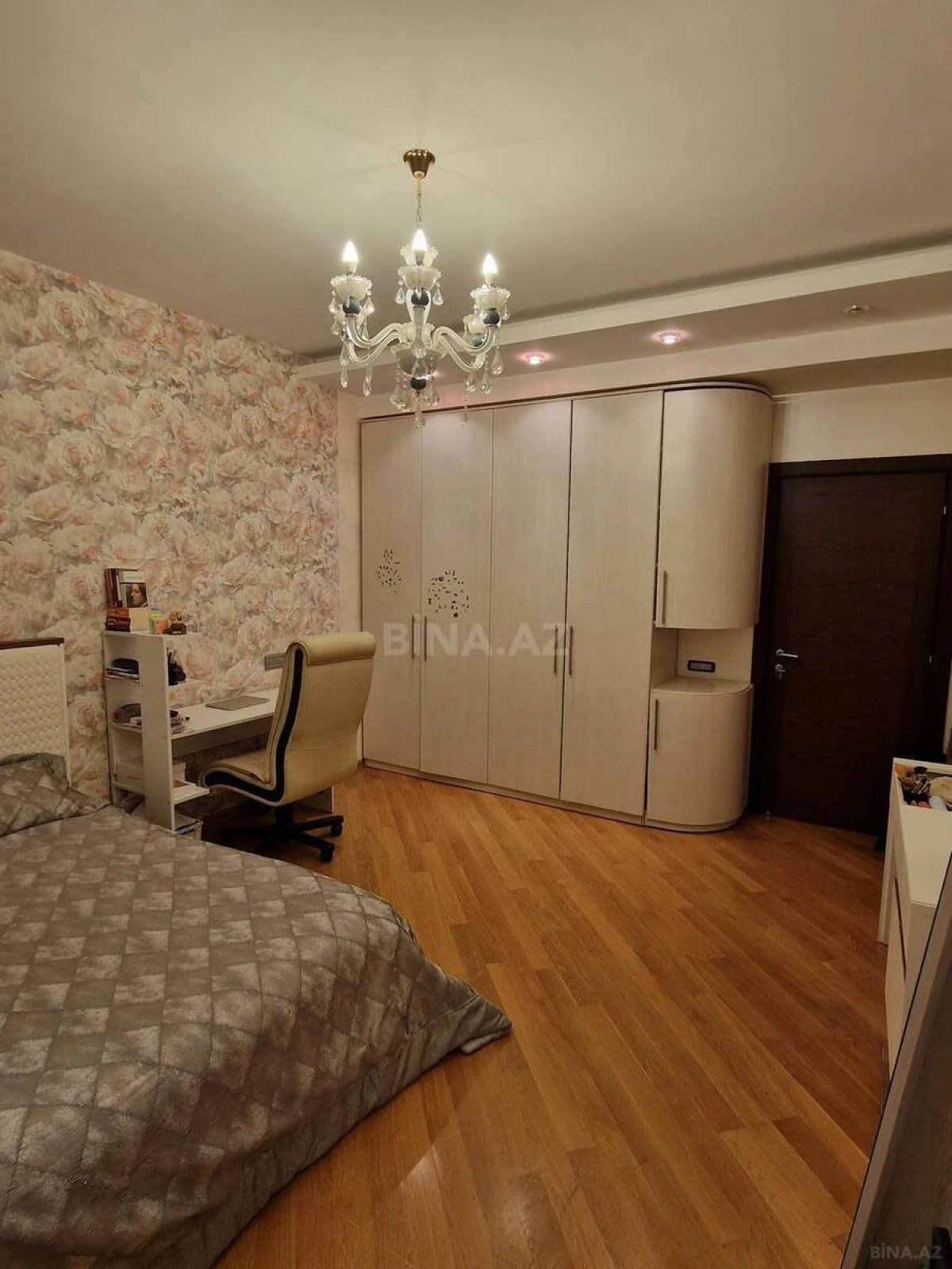 Satılır 4 otaqlı mənzil 200 m²