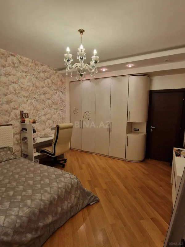 Satılır 4 otaqlı mənzil 200 m²