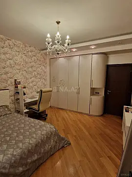 Satılır 4 otaqlı mənzil 200 m²