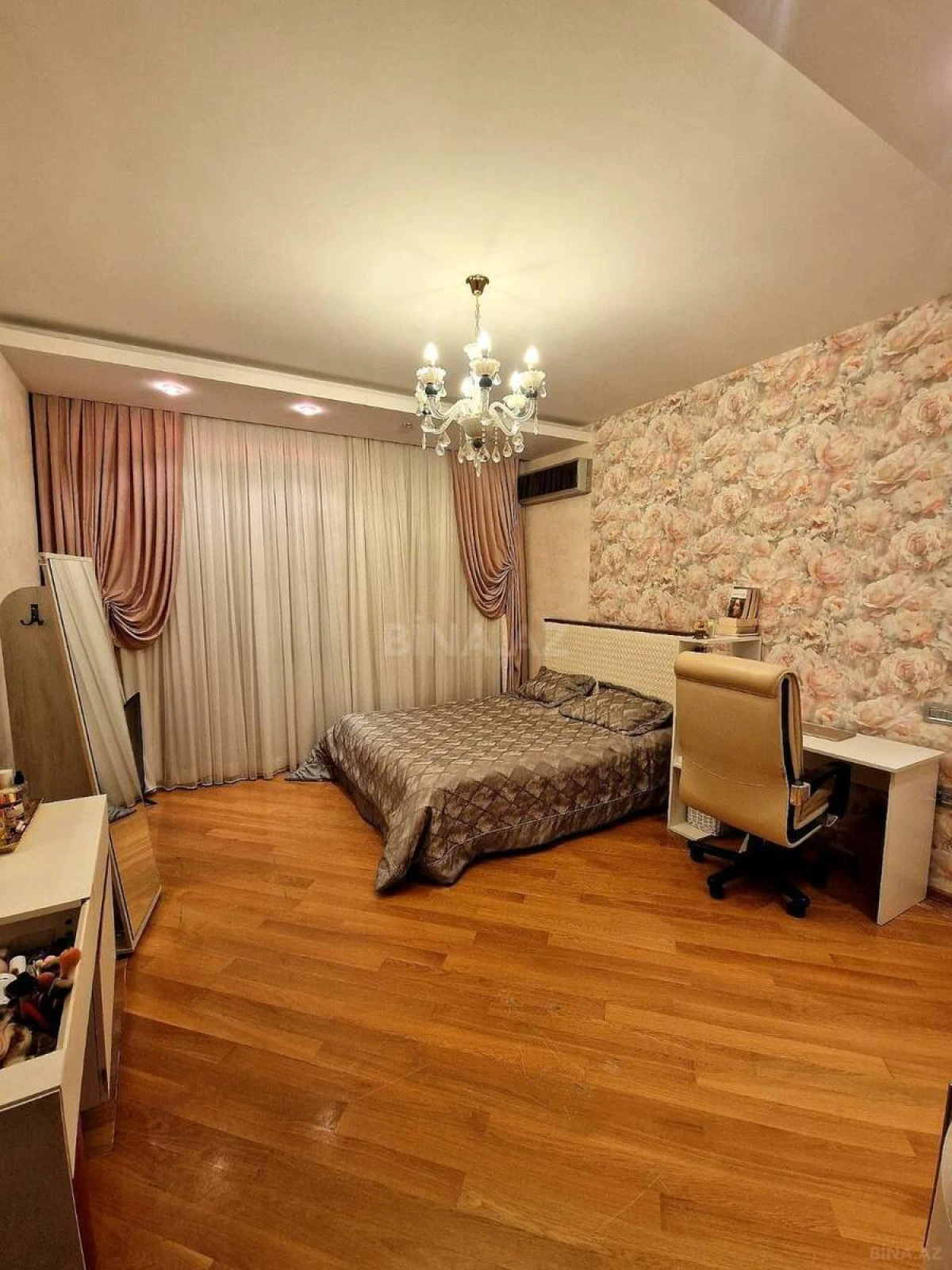 Satılır 4 otaqlı mənzil 200 m²