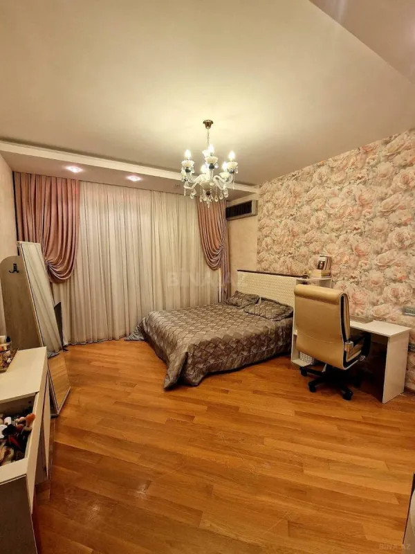 Satılır 4 otaqlı mənzil 200 m²
