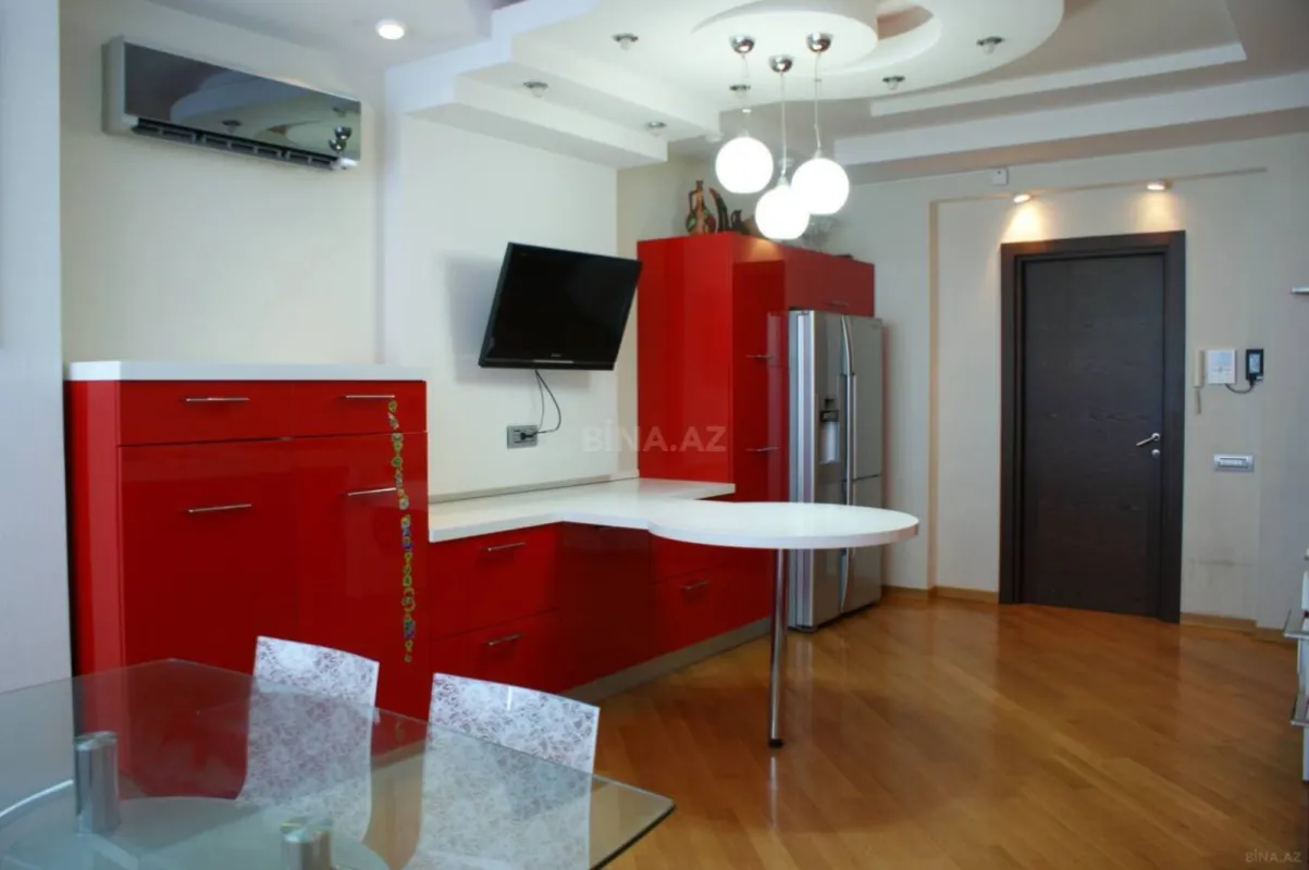 Satılır 4 otaqlı mənzil 200 m²