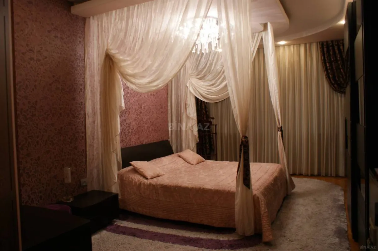 Satılır 4 otaqlı mənzil 200 m²