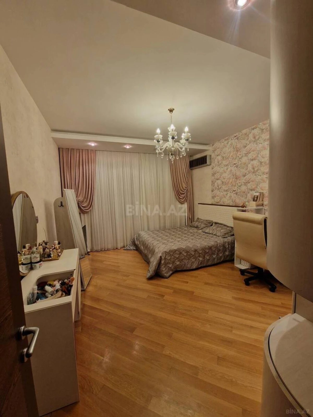 Satılır 4 otaqlı mənzil 200 m²