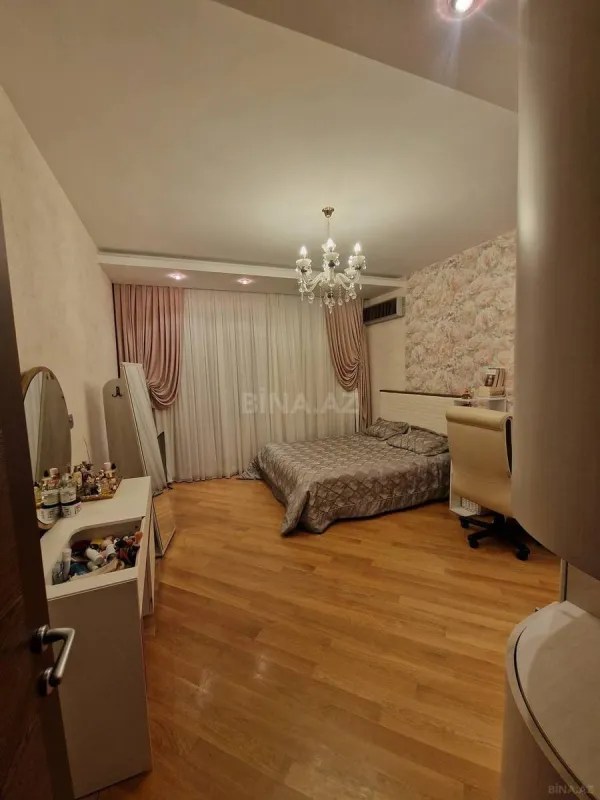 Satılır 4 otaqlı mənzil 200 m²