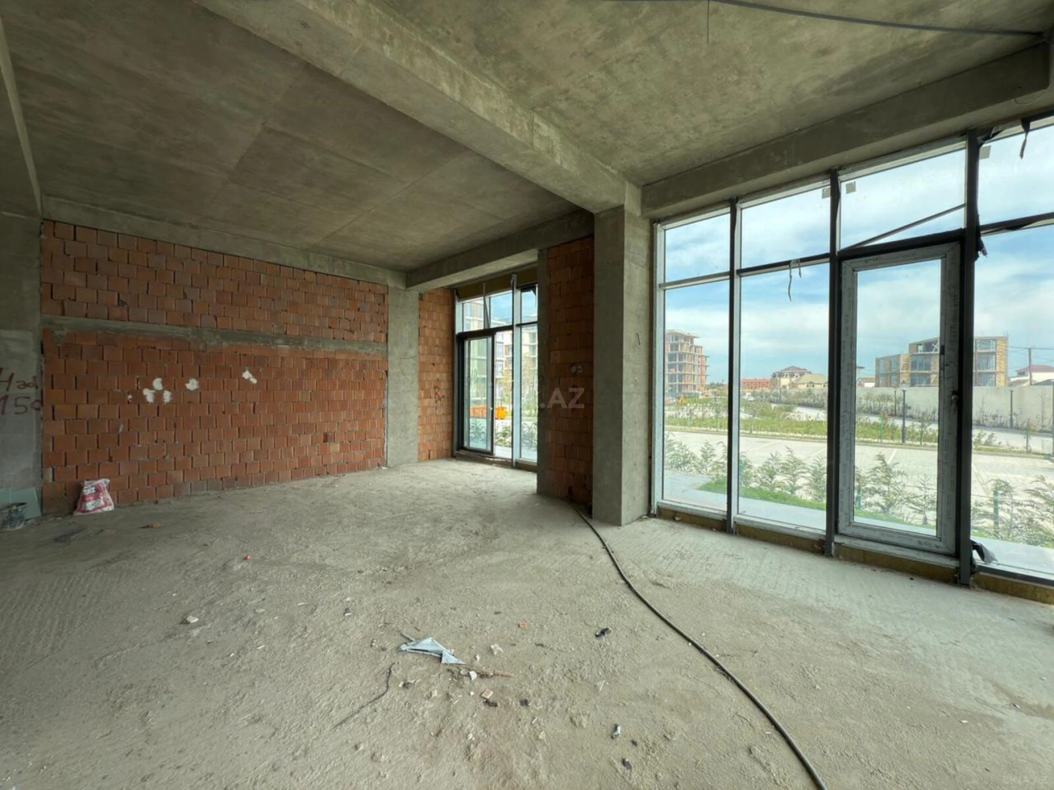 Satılır 3 otaqlı mənzil 117 m²