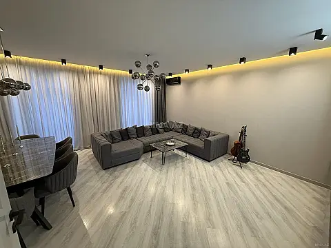 Satılır 4 otaqlı mənzil 147 m²