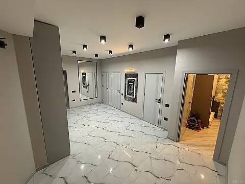 Satılır 4 otaqlı mənzil 147 m²