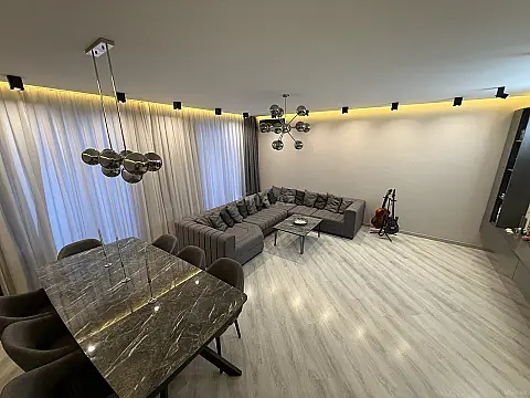 Satılır 4 otaqlı mənzil 147 m²