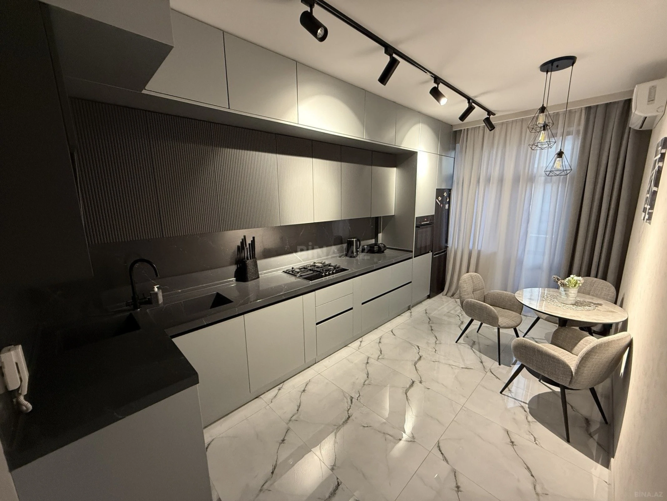 Satılır 4 otaqlı mənzil 147 m²