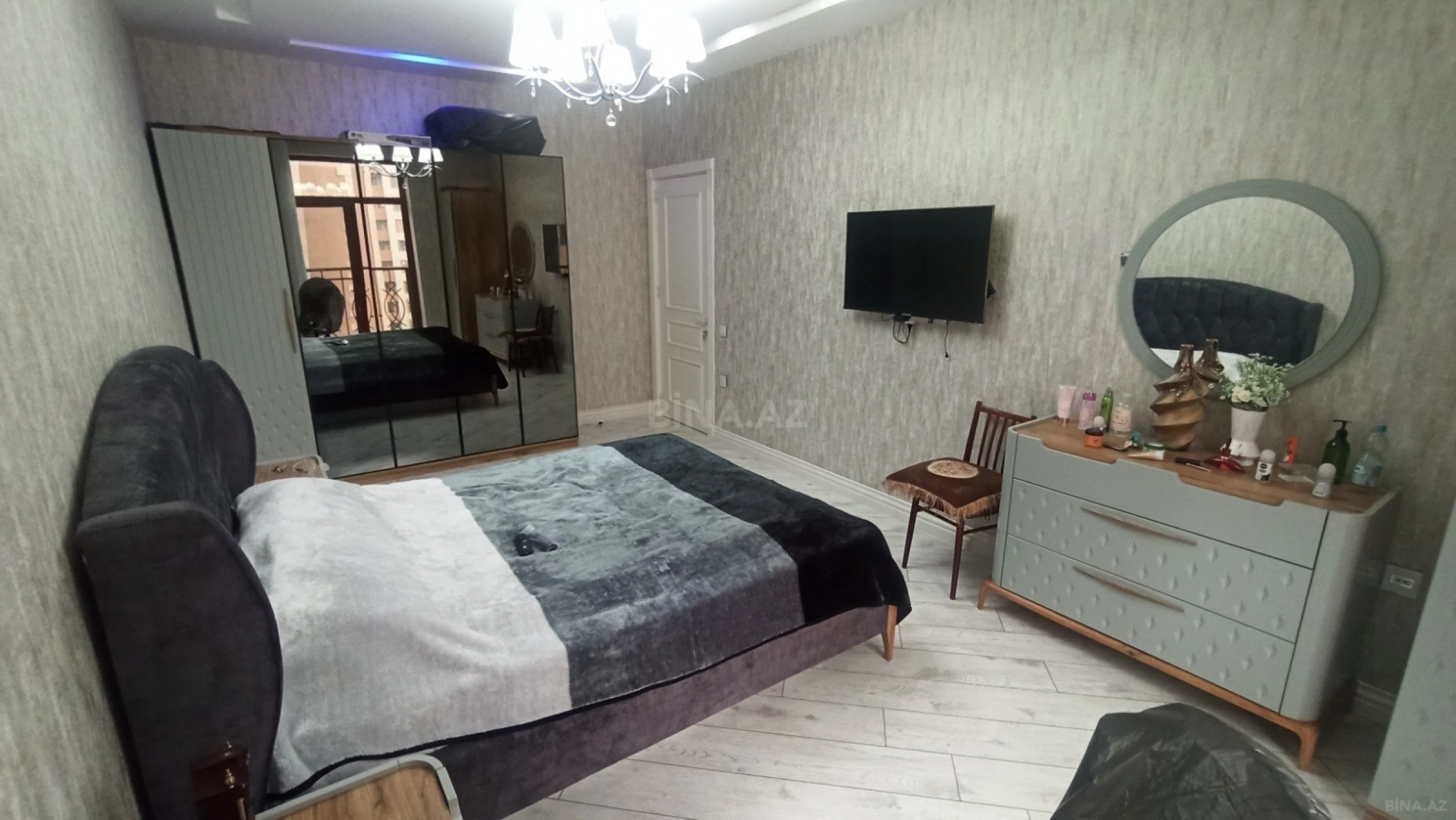 Satılır 4 otaqlı mənzil 147 m²