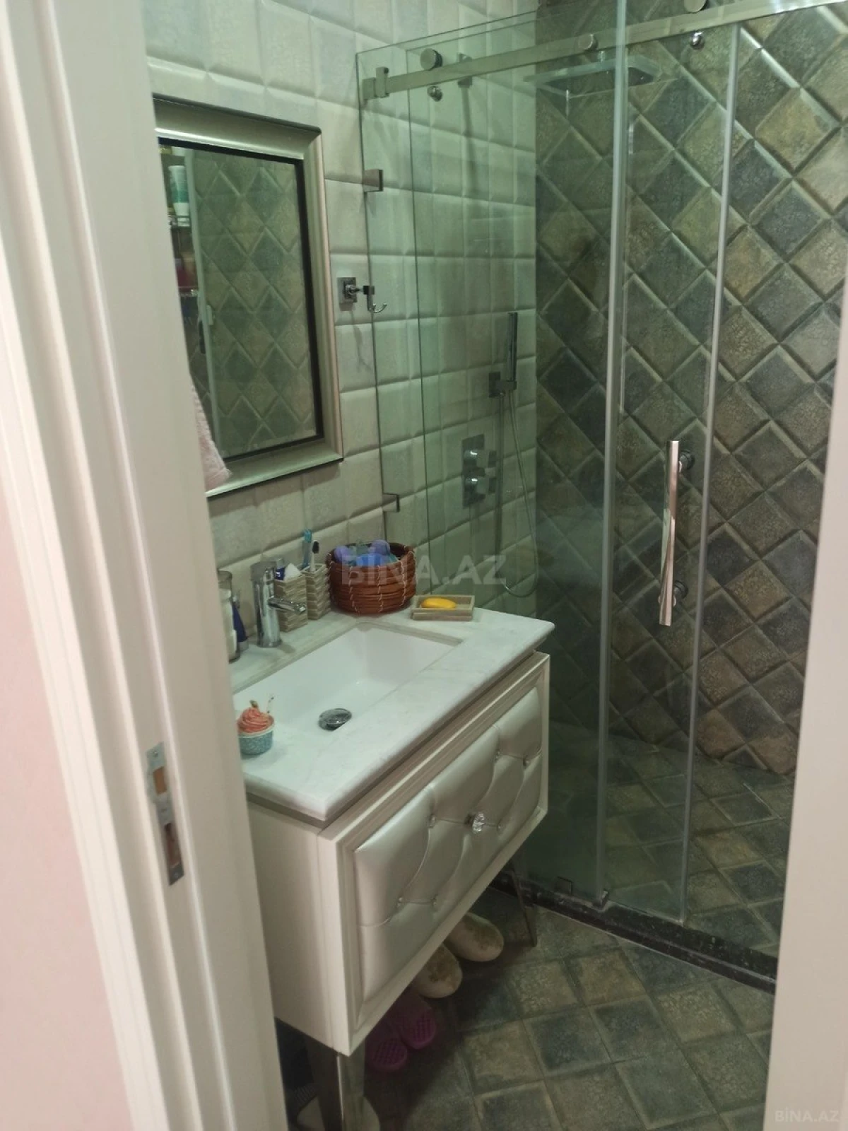 Satılır 4 otaqlı mənzil 147 m²