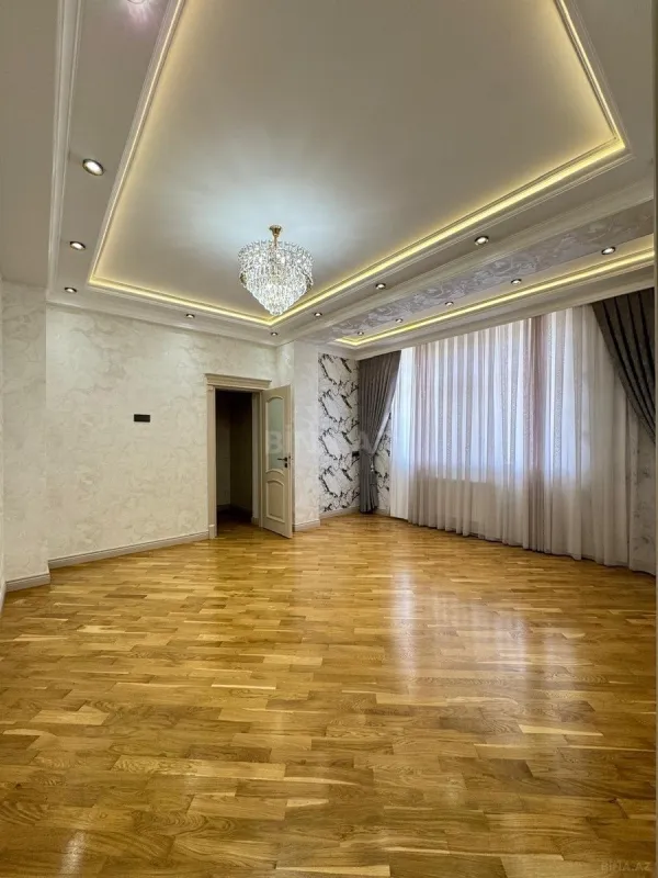 Satılır 4 otaqlı mənzil 240 m²