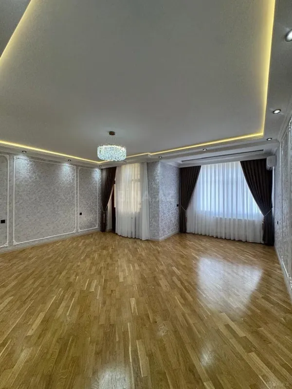 Satılır 4 otaqlı mənzil 240 m²