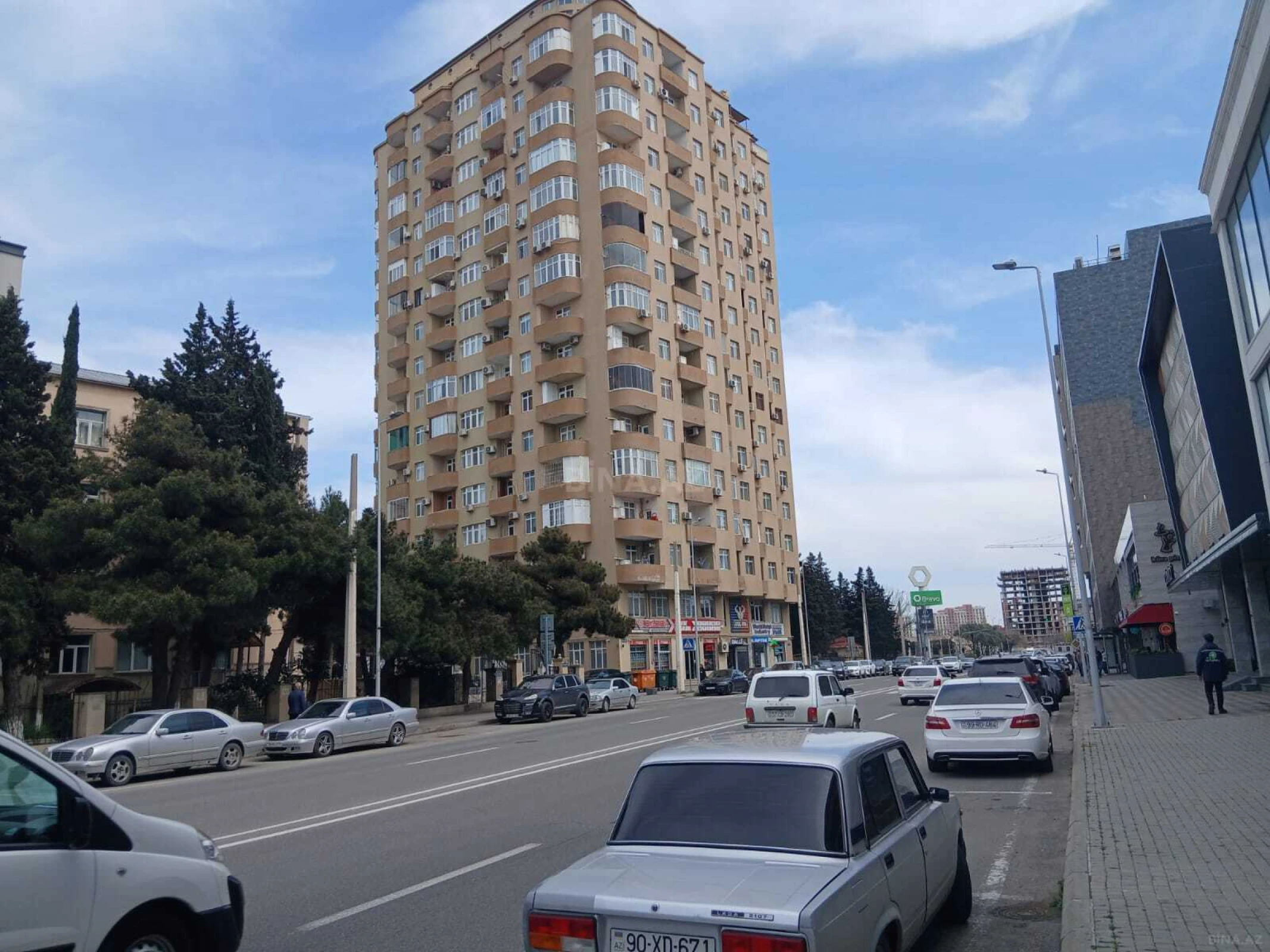 Satılır 3 otaqlı mənzil 122 m²