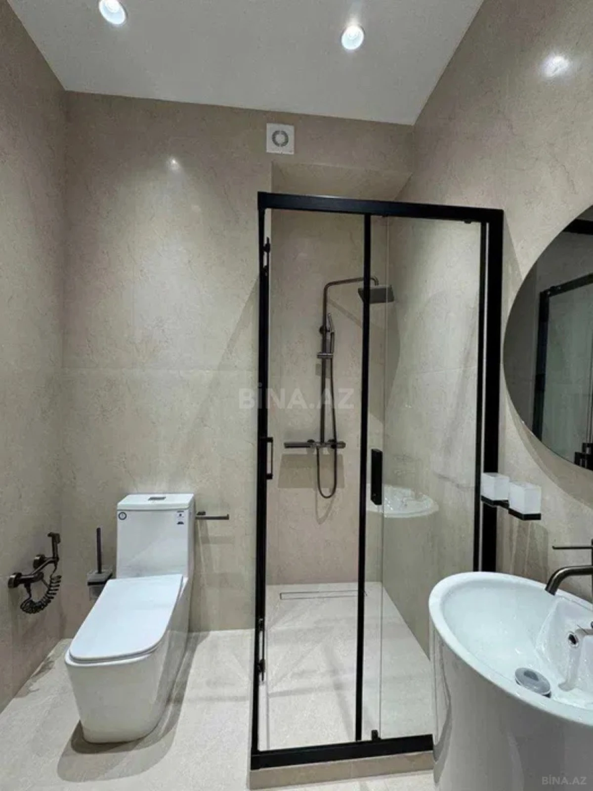 Kirayə verilir 2 otaqlı mənzil 105 m²