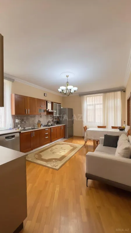 Satılır 8 otaqlı həyət evi 300 m²