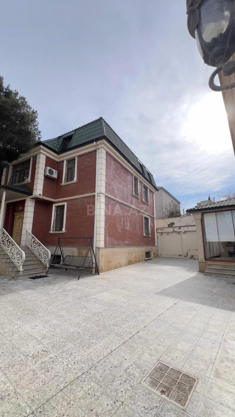 Satılır 8 otaqlı həyət evi 300 m²