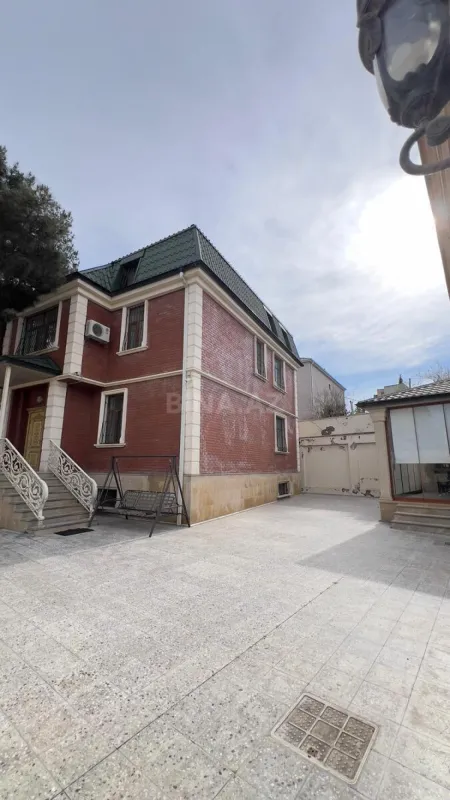 Satılır 8 otaqlı həyət evi 300 m²