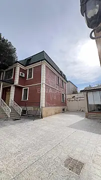 Satılır 8 otaqlı həyət evi 300 m²