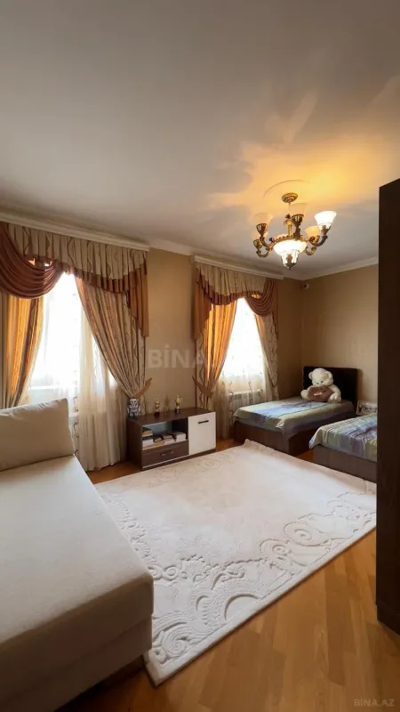 Satılır 8 otaqlı həyət evi 300 m²