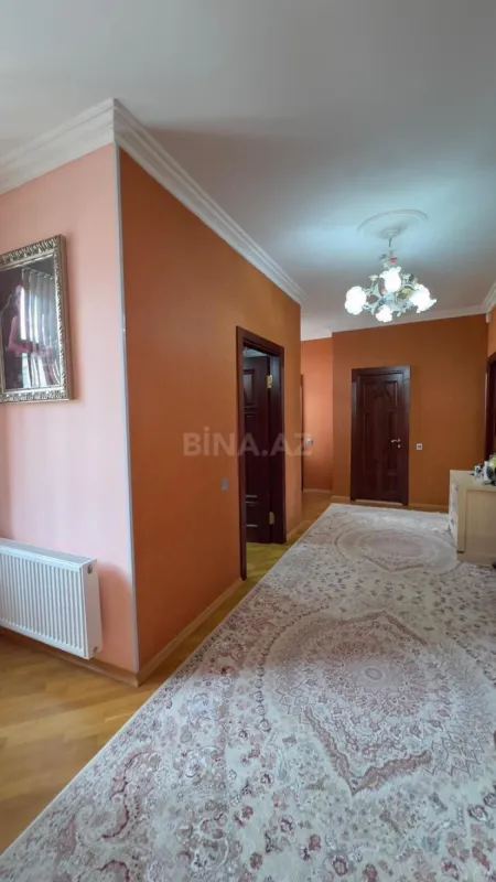 Satılır 8 otaqlı həyət evi 300 m²
