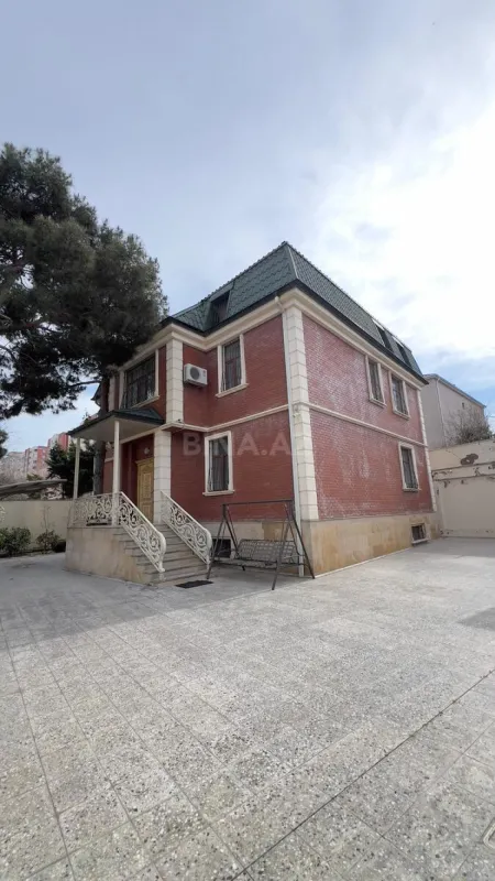 Satılır 8 otaqlı həyət evi 300 m²