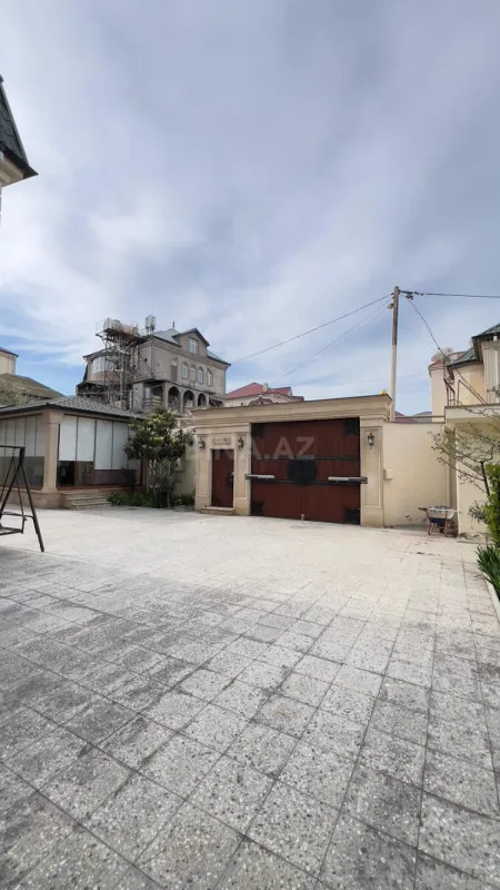 Satılır 8 otaqlı həyət evi 300 m²