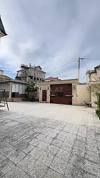Satılır 8 otaqlı həyət evi 300 m²