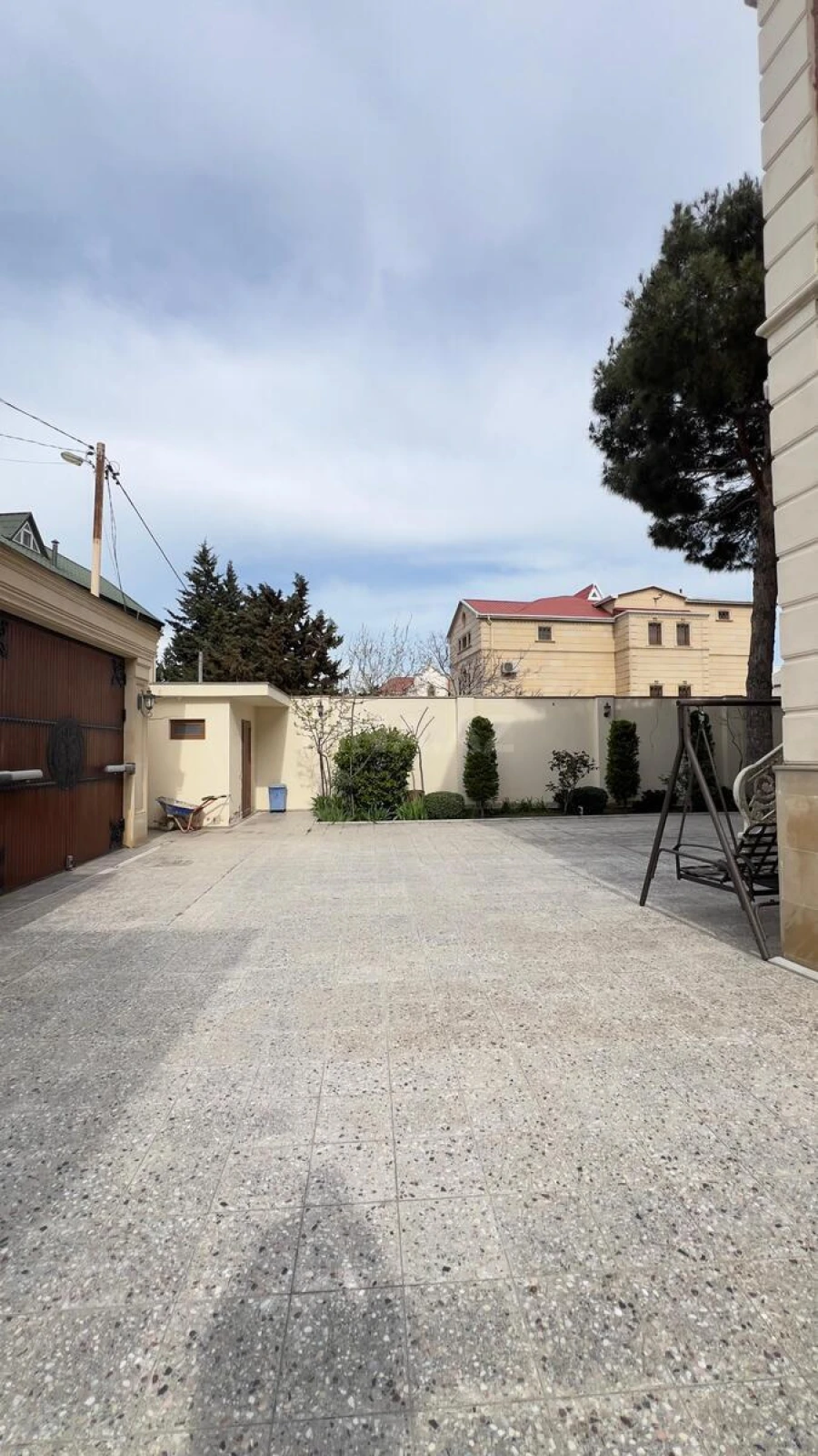 Satılır 8 otaqlı həyət evi 300 m²