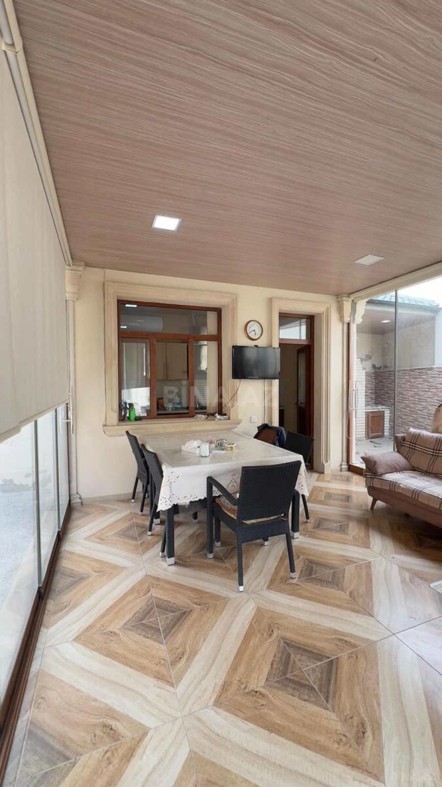 Satılır 8 otaqlı həyət evi 300 m²