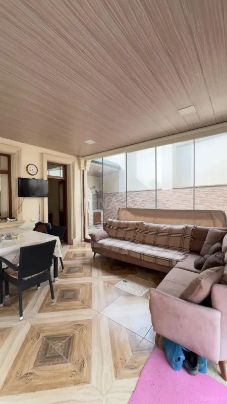 Satılır 8 otaqlı həyət evi 300 m²
