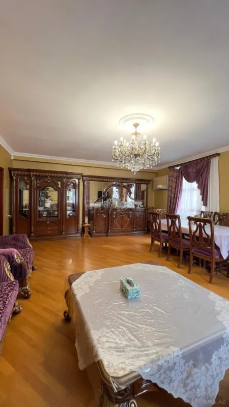 Satılır 8 otaqlı həyət evi 300 m²