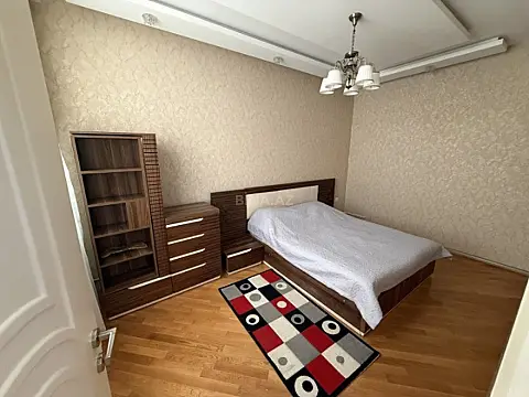 Kirayə verilir 4 otaqlı mənzil 120 m²
