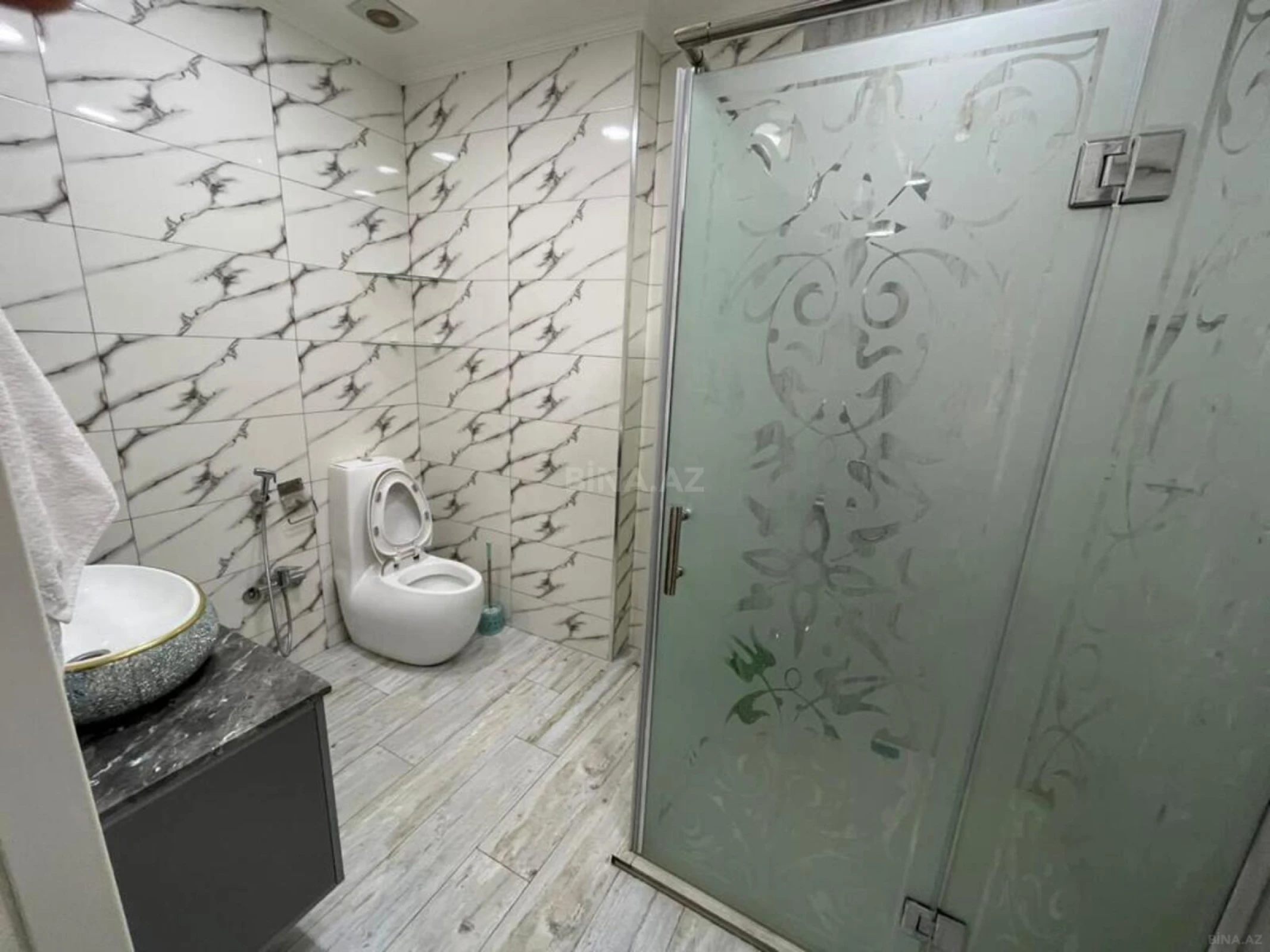 Kirayə verilir 4 otaqlı mənzil 140 m²