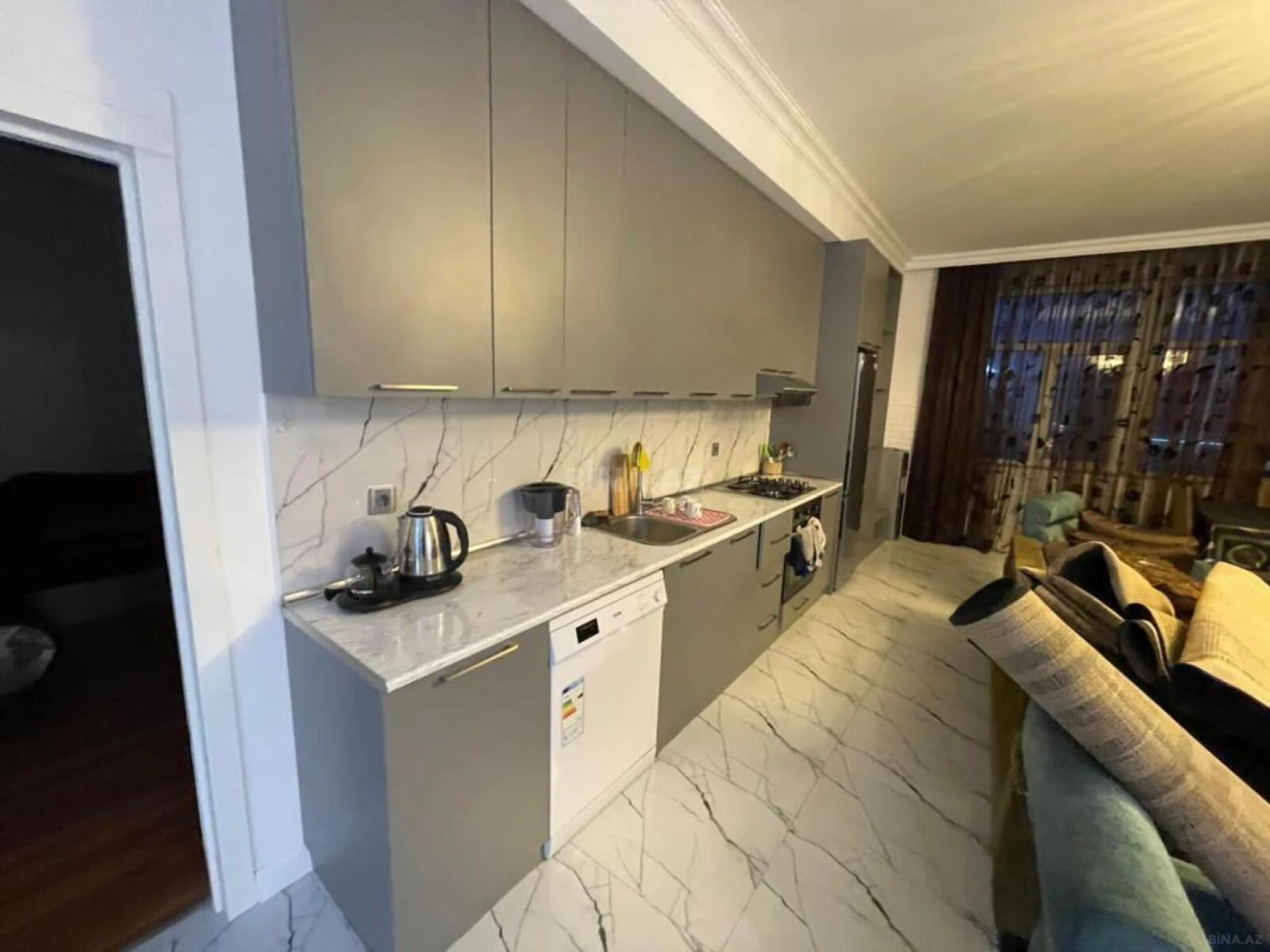 Kirayə verilir 4 otaqlı mənzil 140 m²