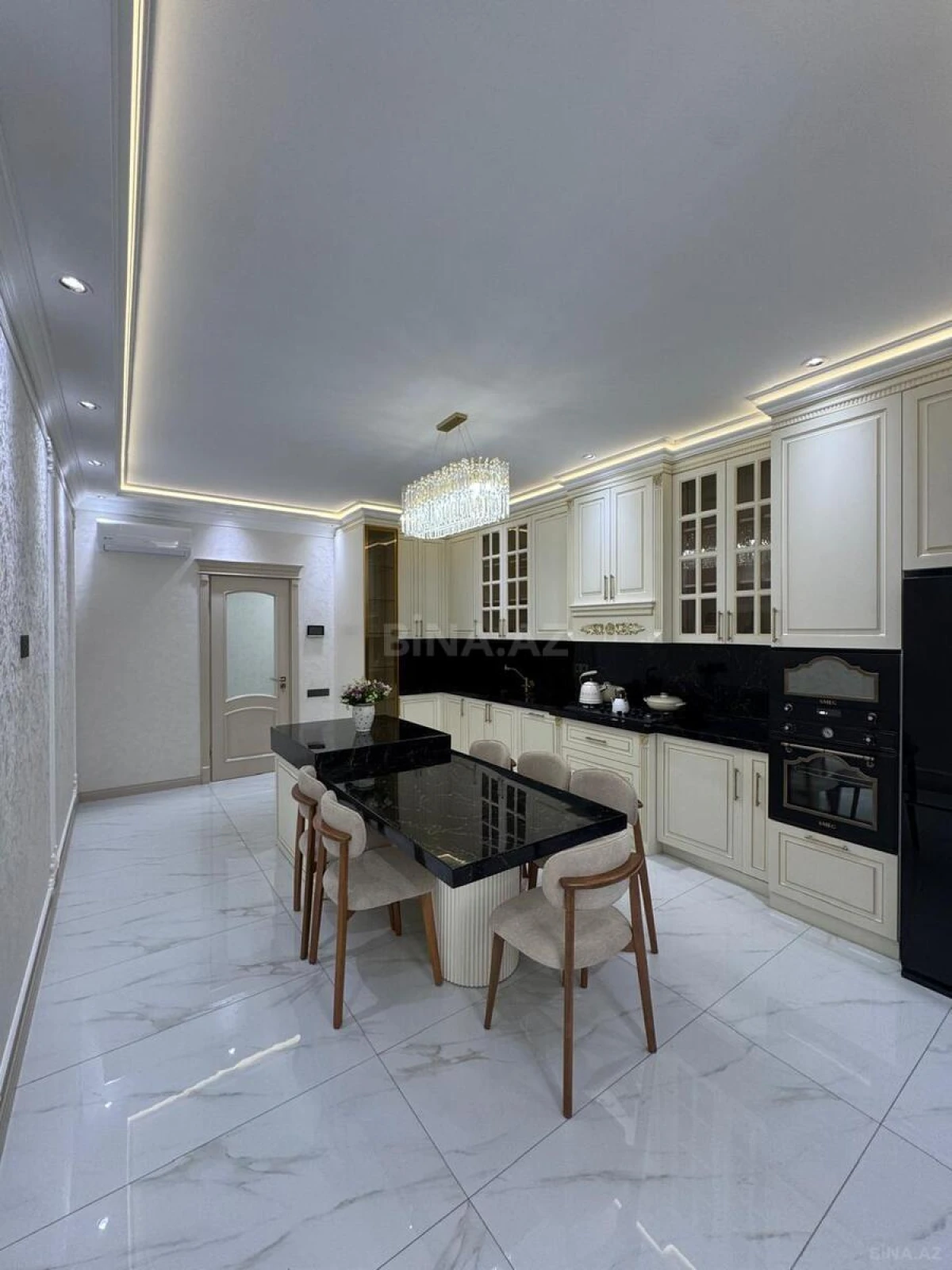 Satılır 4 otaqlı mənzil 240 m²