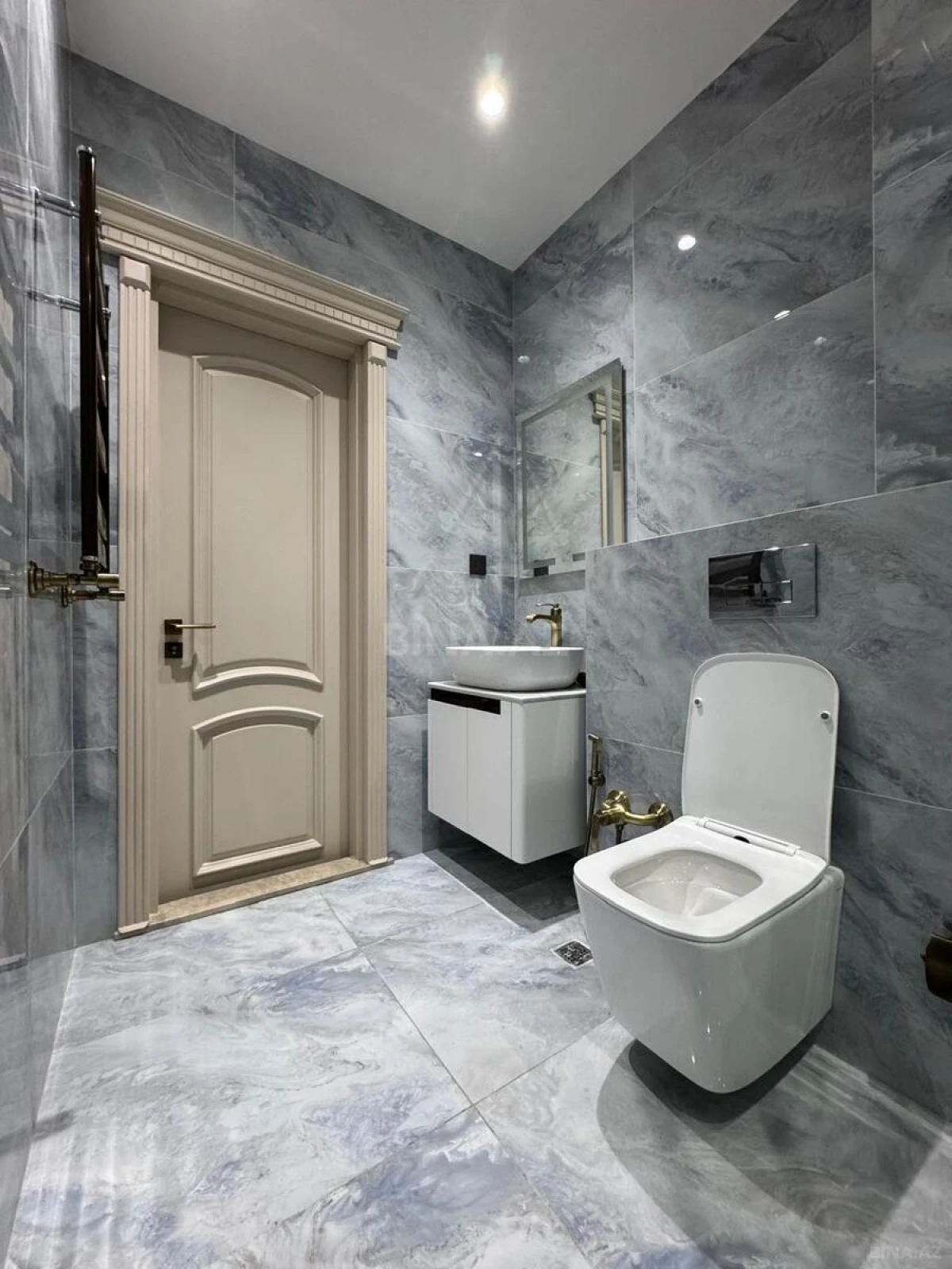 Satılır 4 otaqlı mənzil 240 m²