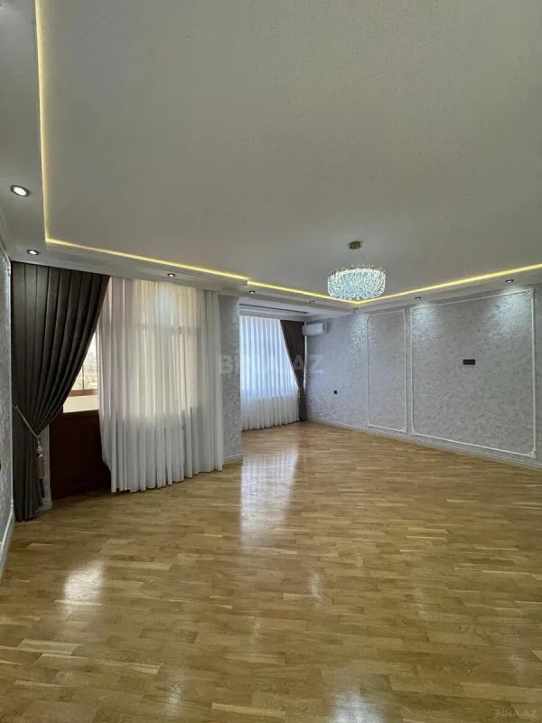 Satılır 4 otaqlı mənzil 240 m²