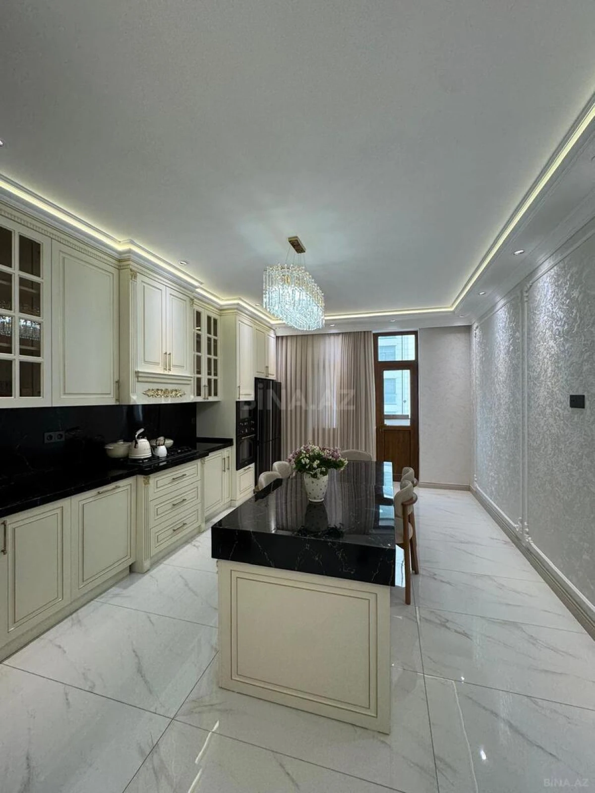 Satılır 4 otaqlı mənzil 240 m²