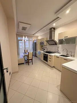 Satılır 4 otaqlı mənzil 147 m²