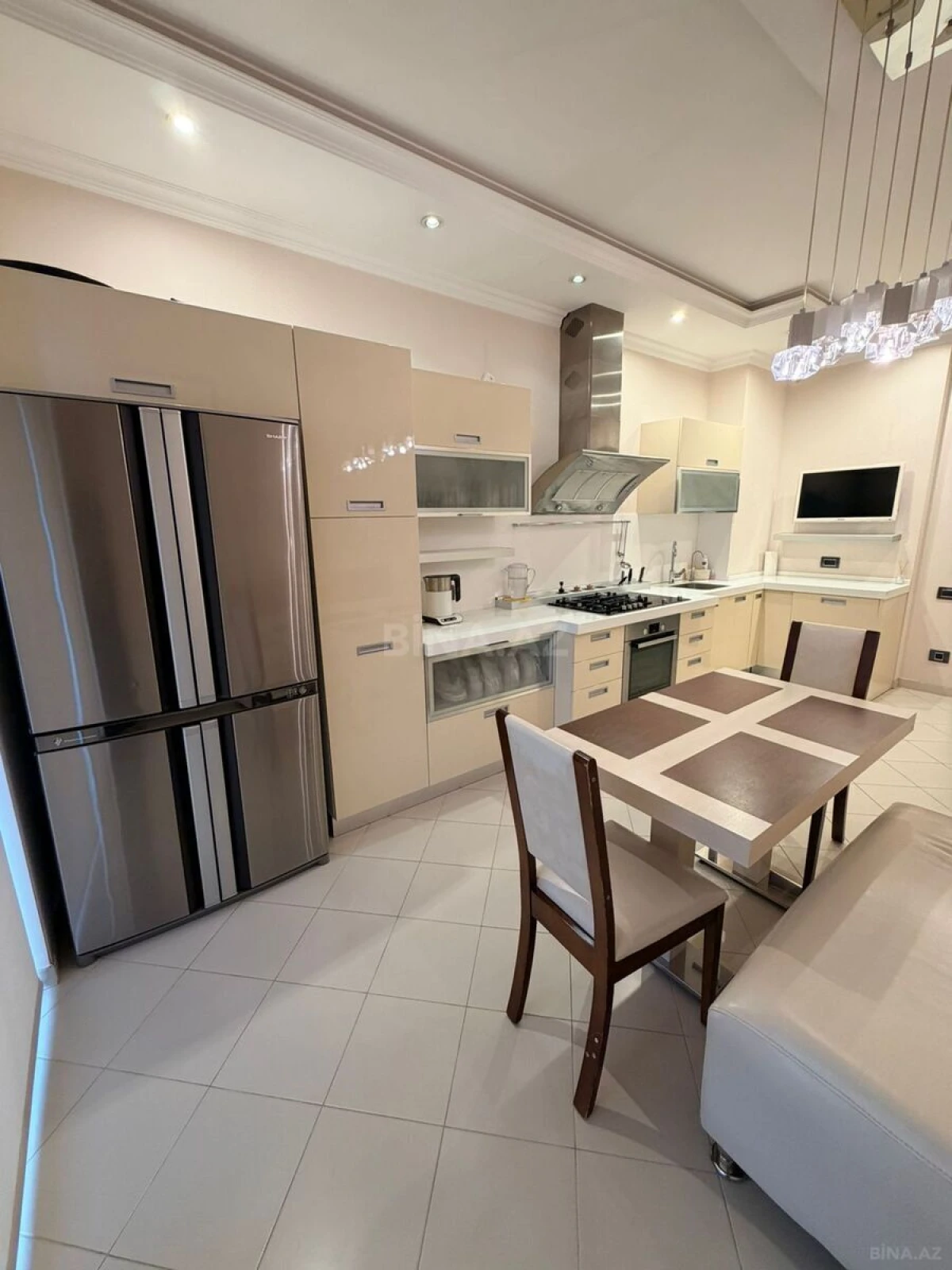 Satılır 4 otaqlı mənzil 147 m²