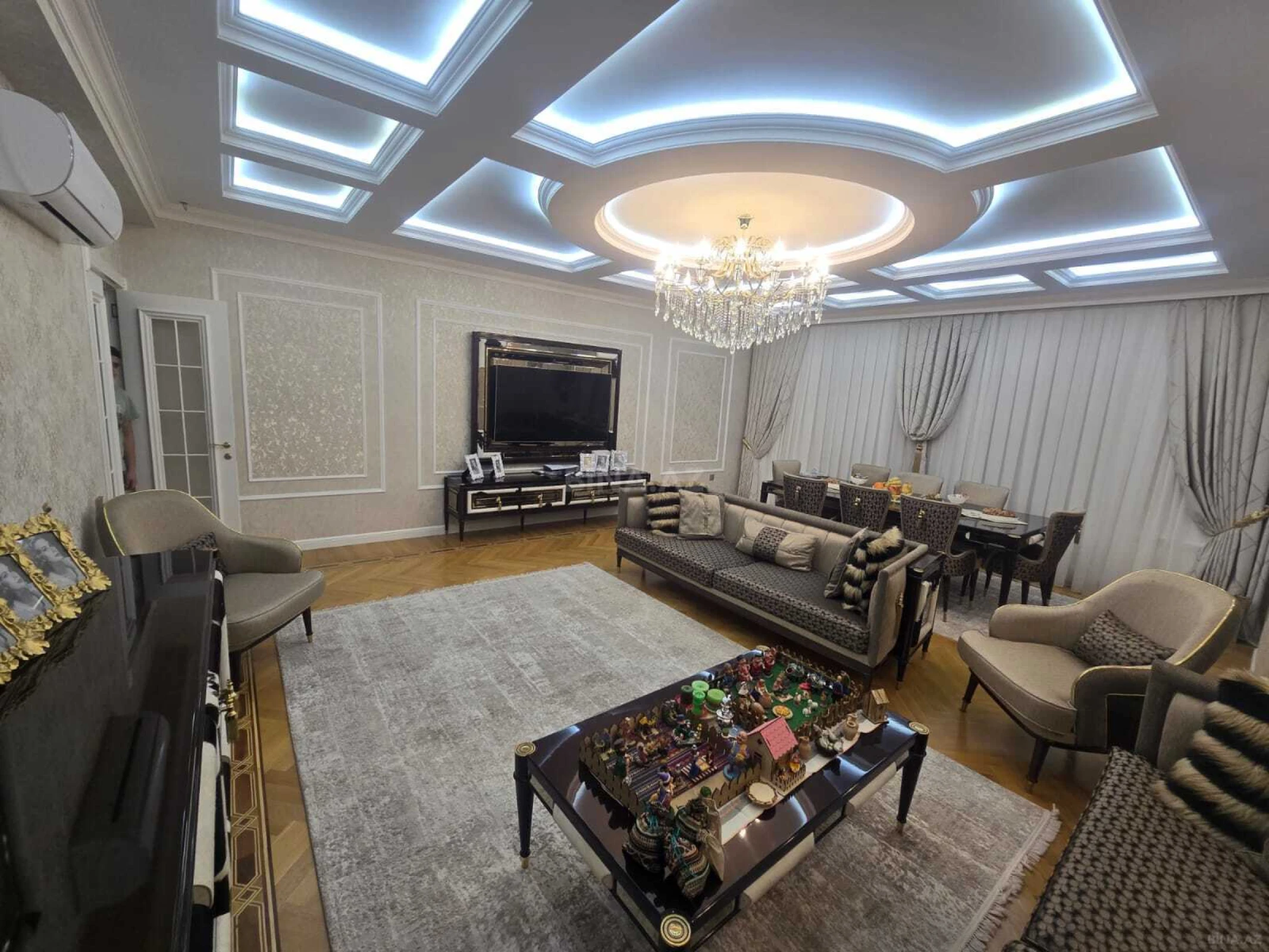 Satılır 4 otaqlı mənzil 180 m²