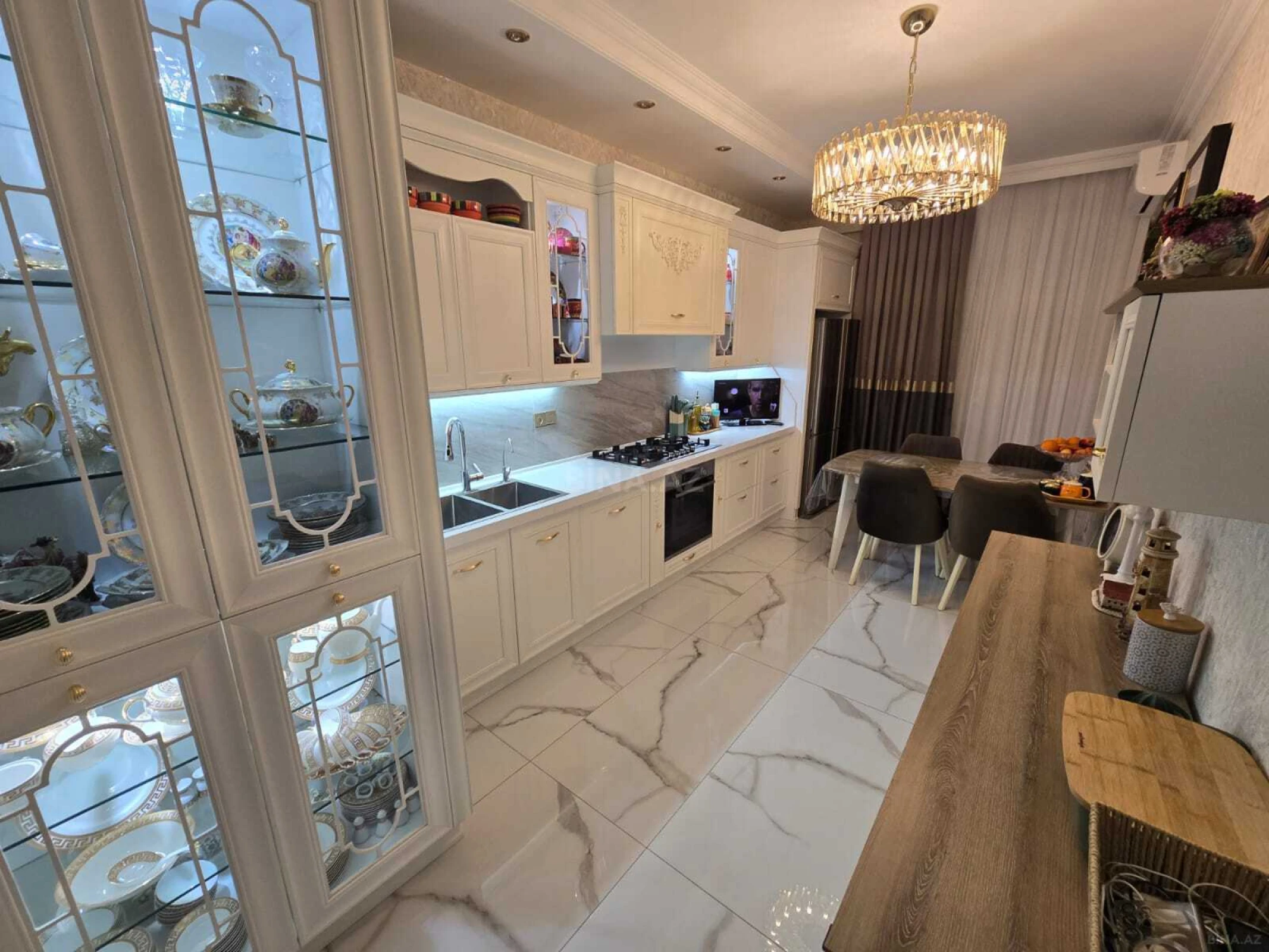 Satılır 4 otaqlı mənzil 180 m²